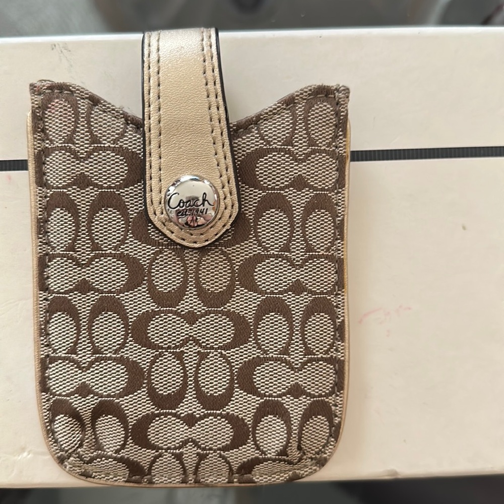 Coach accessories
Magnetic closure